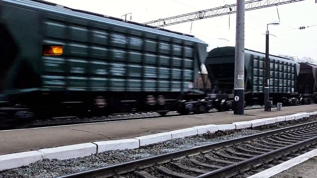 ВЛ80К с грузовым поездом