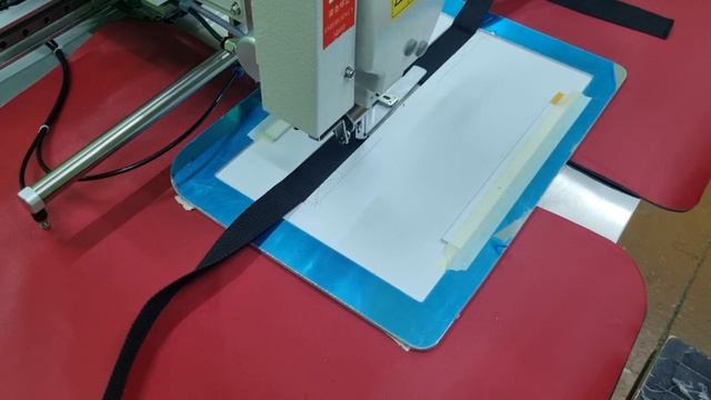 Пришивание ручек на переноски для животных при помощи циклической машины с полем 30 на 20 см. смотреть онлайн