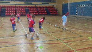 Тренировка по футболу детей в игровой форме.