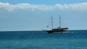 Теплоход Глория разворачивается, небольшой шторм начинается, Геленджик, бухта, 8 октября 2024 года
