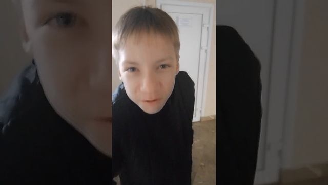 Беззубый урод матерится дерётся
