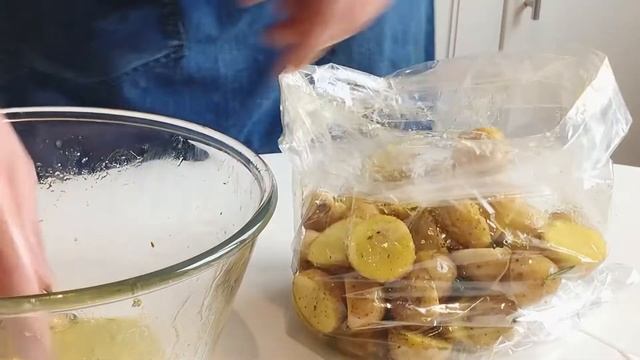 ЗАПЕЧЁНАЯ КАРТОШЕЧКА С ТРАВАМИ В РУКАВЕ