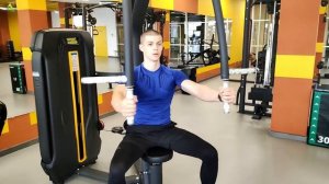 Выполнение упражниний на тренажере Баттерфляй