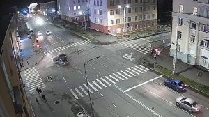 Два автомобиля столкнулись в лобовую на пустой дороге в центре Петрозаводска