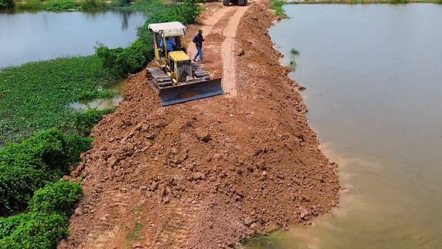 Строительство, обзор дороги на болотах , другой ракурс