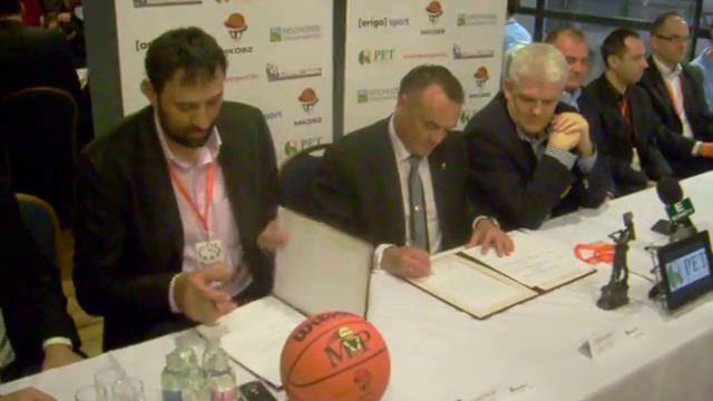 Vlade Divac and Zsolt Borkai signing agreement in Budapest (19.02.2011.) смотреть онлайн