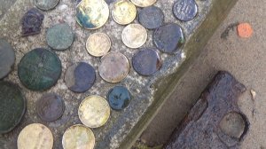 Нашли пистолет, медали и кучу классных монет!