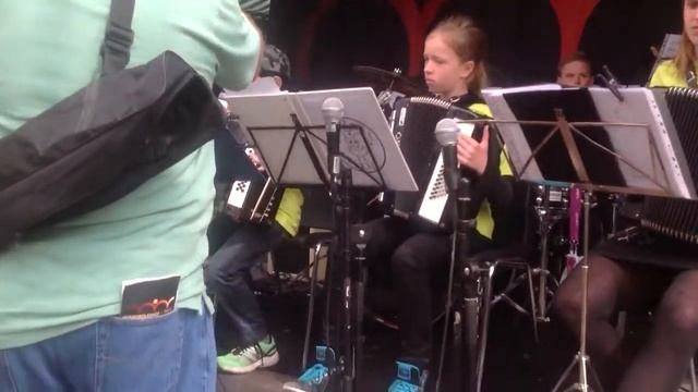 Græshopperne spiller skuld gammel venskab i Tivoli 2013 смотреть онлайн