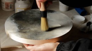 Процесс создания абстрактной картины в стиле ваби-саби, в акриловой технике