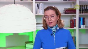 У книжной полки. Каждый день с отцом Наумом