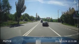 Примерно так соблюдают ПДД в городе Мариуполь.