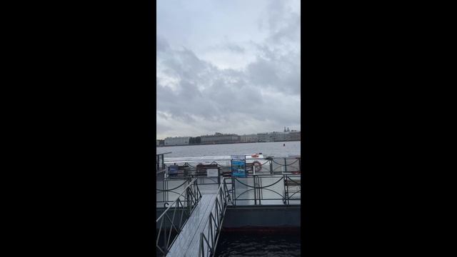 Санкт-Петербург. Вид на реку с Заячего остр. Причал «Петропавловская крепость» смотреть онлайн