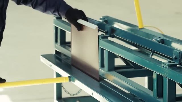 Процесс гибки на ручном листогибе ЛГС 26 смотреть онлайн