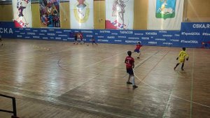 Детская футбольная тренировка паса и удара в футболе.