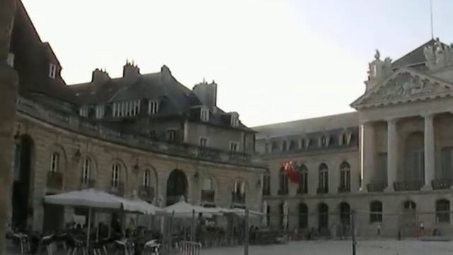 ブルゴーニュ大公宮殿を見渡す　Palais des Ducs et Etats de Bourgogne смотреть онлайн