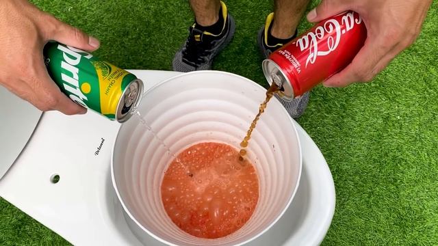 Проводим экспериметы - KitKat VS Coca Cola, Red Bull, Chupa Chups, Sprite, Fanta and Mentos in the t