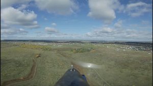 Полёт над осенними полями на самолёте и квадракоптере.