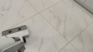 Пример уборки твердого мусора беспроводным вертикальным пылесосом KaringBee M3