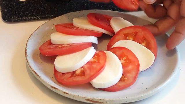 САМЫЙ ЗНАМЕНИТЫЙ ИТАЛЬЯНСКИЙ САЛАТ -  КАПРЕЗЕ