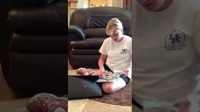 Kristy Boggs and her office on-the-go смотреть онлайн