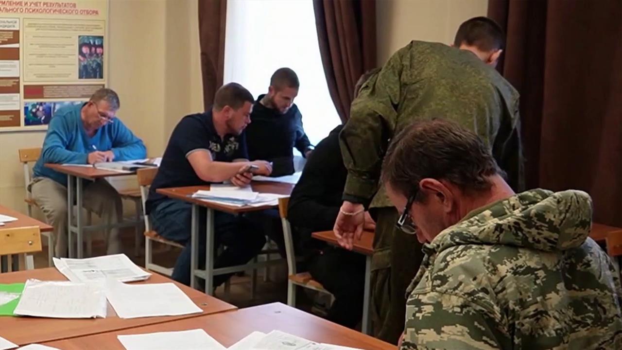 В военкоматах по всей стране не иссякает поток добровольцев