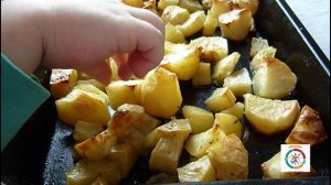 Внучка пробует печеную картошку