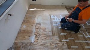 Как уложить кварцвиниловую плитку елочкой!