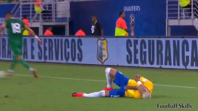 Le rompen la ceja a Neymar You break the eyebrow Neymar 2017 смотреть онлайн