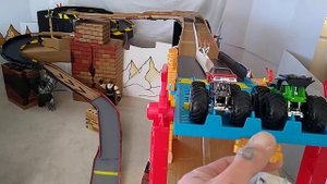Hot Wheels Monster Truck Race/Radical Racer vs Dodge Charger