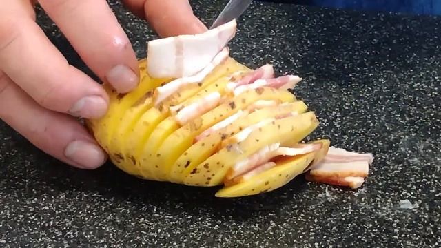 ЗАПЕЧЁНЫЙ КАРТОФЕЛЬ ГАРМОШКОЙ С БЕКОНОМ И ТРАВАМИ