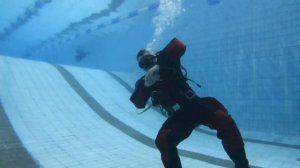 Дети на глубине с аквалангом без маски. Обучение дайвингу. Курс сухого гидрокостюма.