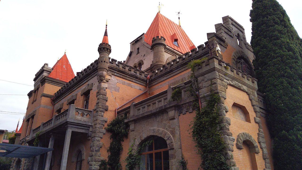 Дворец княгини Гагариной на мысе Плака (санаторий Утес),  400-летний платан в парке усадьбы