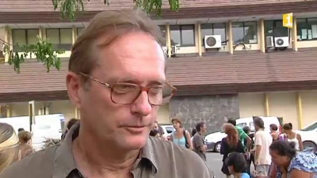 07 01 2015 Réactions rassemblement silencieux contre attentat Charlie Hebdo, à Papeete, Tahiti смотреть онлайн