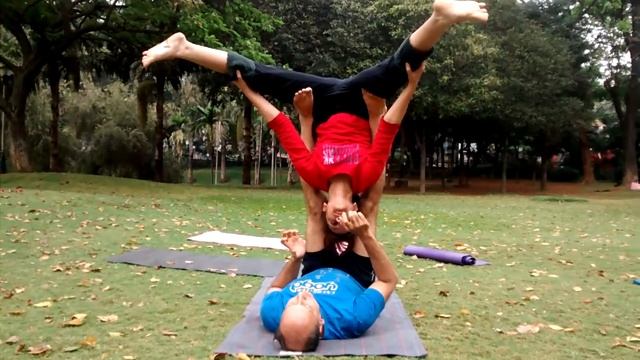 Barrel roll Acro yoga смотреть онлайн