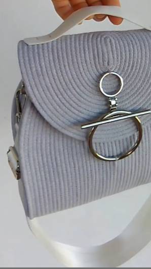Сумочка с замочком 'Тогл'. #шнурплетеный #diybag #хлопковыйшнур #светлосерыйшнур