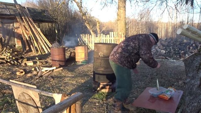 Скумбрия горячего копчения в бочке.[самый простой способ]