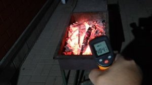 Замер температуры углей в мангале.