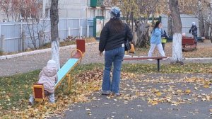 На детской площадке