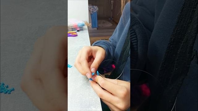 Делаю кольцо плюсиком из бисера.