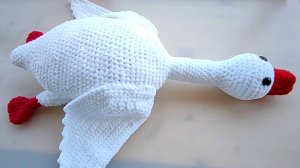 Игрушка гусь обнимусь крючком