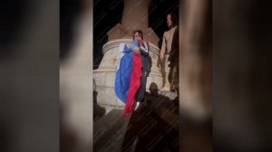 В Одессе женщина попыталась повесить флаг России на постамент памятника Екатерине II