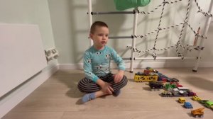 Даник снимает «мультфильм». #ребенокигркет#игра#блогермалыш#блогер#машинки