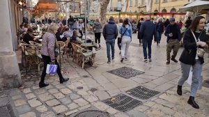 Прогулка в Экс ан Прованс.Город готов к Рождеству! Людей море,витрины красивые!)