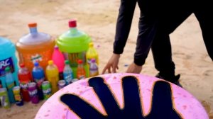 Большое извержение зубной пасты из ямы двух рук, Гигантская Миринда, Монстр, Пепси, Кока-кола против