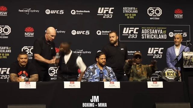 ABSOLUTE CHAOS AS MANEL KAPE THROWS DRINK BOTTLE AT KAI KARA-FRANCE DURING UFC 293 PRESS CONFERENCE