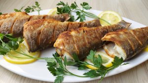 Вкусная жареная рыба. Простой рецепт жарки рыбы. Жареный морской окунь. Как пожарить вкусно рыбу