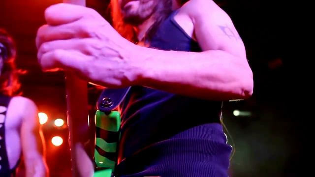 Nuno Bettecourt playing with Steel Panther "You Really Got Me" смотреть онлайн