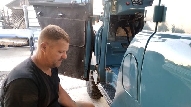 ПОЛИРУЕМ, КРАСИМ, СТИРАЕМ | НОВАЯ ЖИЗНЬ СТАРОМУ УАЗ | УБИТЫЙ УАЗ | ЧАСТЬ 2 смотреть онлайн