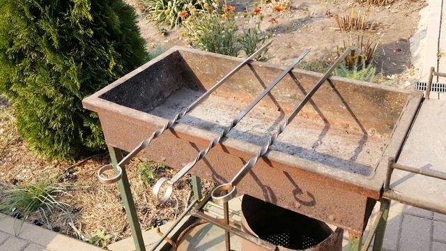 Мангал без прорезей и шампуры 4мм.