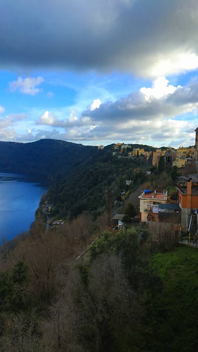 Озеро Альбано (Albano) и городок Кастель-Гандольфо (Castel Gandolfo) Италия